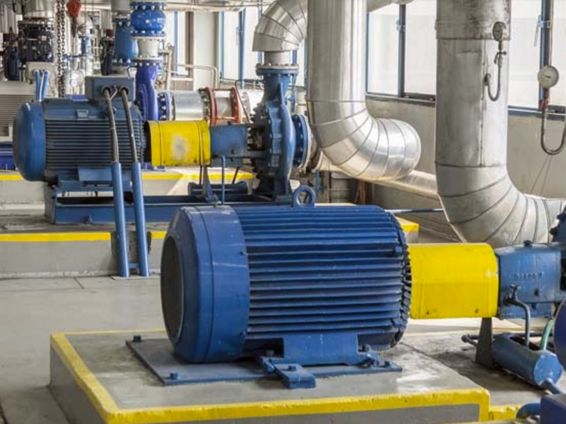Industriepumpe mit blauem Motor auf gelbem Grundrahmen